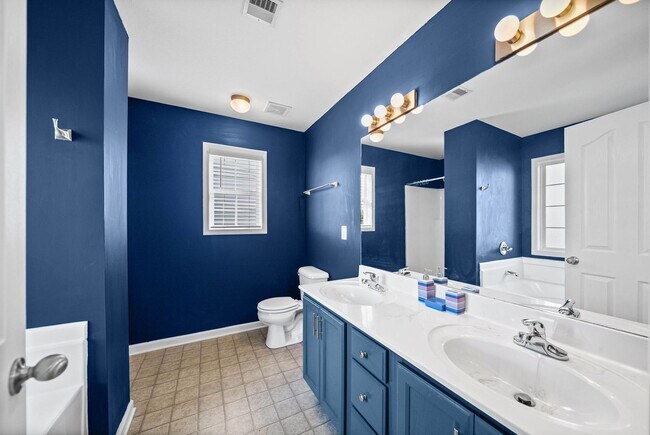 Building Photo - Pet Friendly Three Bedroom!