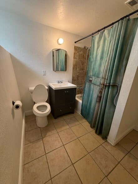 Full Bath-(sorry the seat is up!) room for storage furniture or shelving, raised ledge for storage - 2261 Newark st