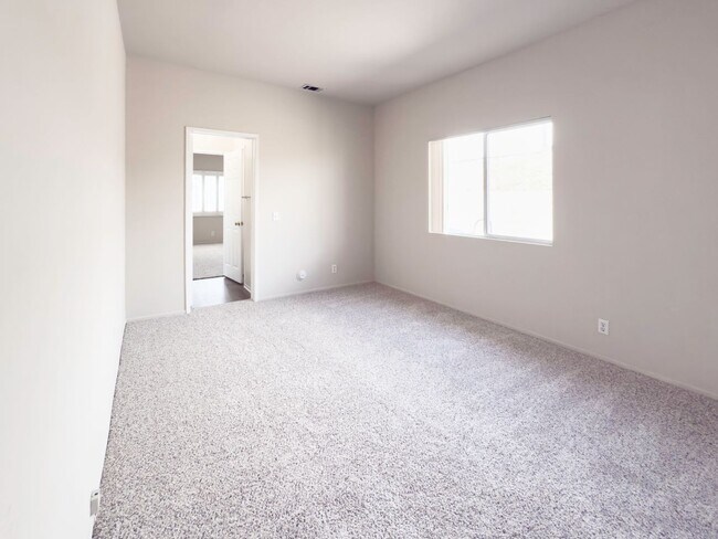 Building Photo - RARE 6 BEDROOM HOME FOR RENT IN OPTIMUM LO...