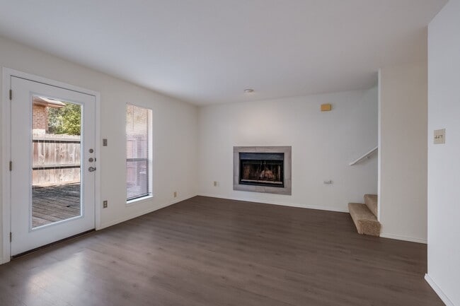 Building Photo - Renovated Condo with Great Location