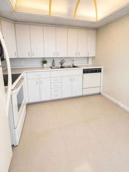 Building Photo - 4024 Newcastle B