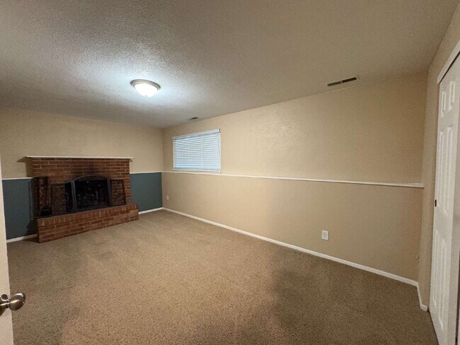 Building Photo - 1395 Hiawatha Dr