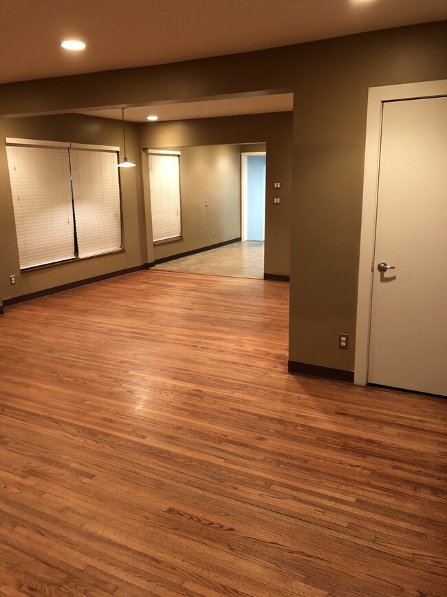 Building Photo - Updated Florence Park South Bungalow! 2 Be...