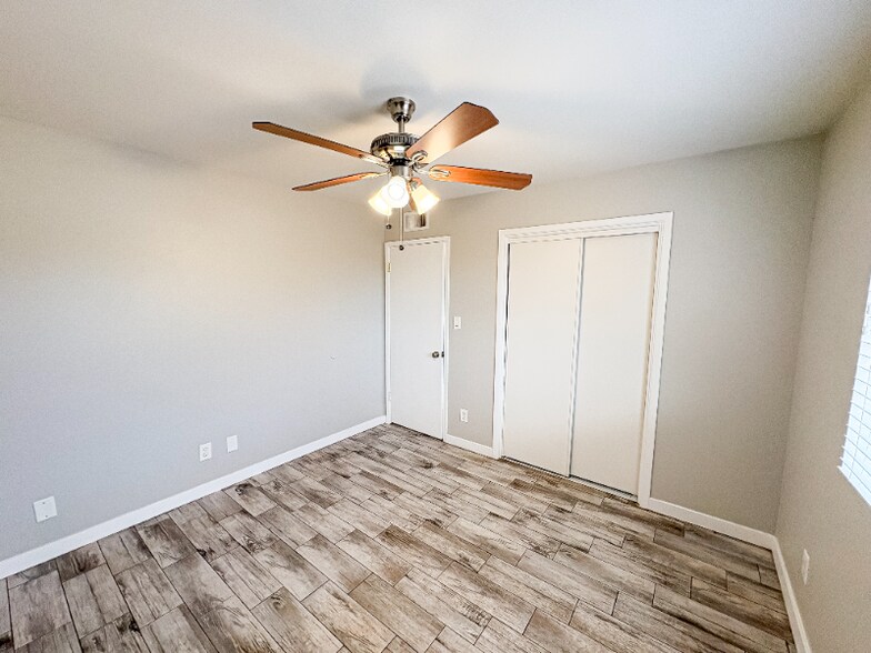Building Photo - 5105 S La Rosa Dr