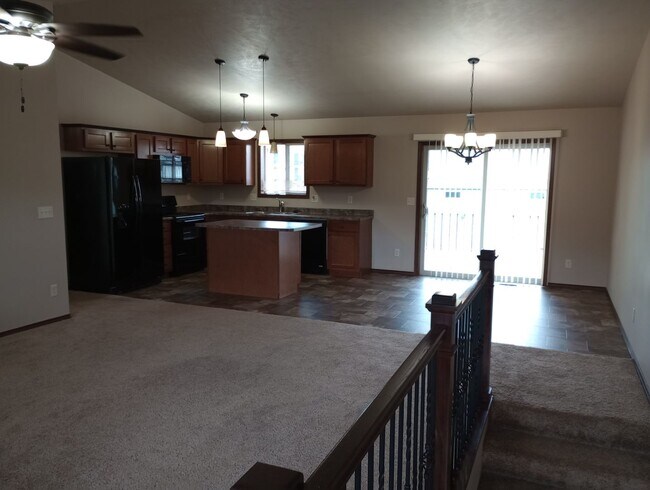 Building Photo - Two bedroom Town Home w/ Double garage