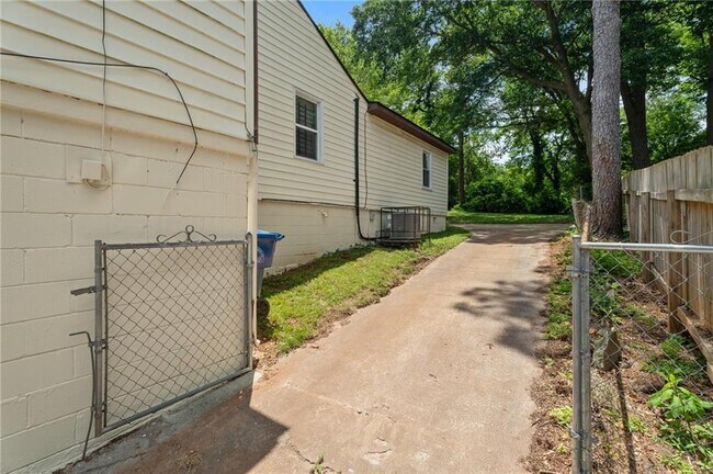 Building Photo - 1338 Montreat Ave SW