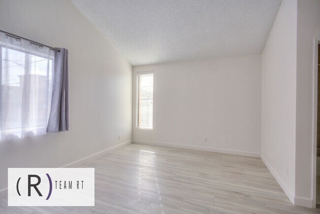 Building Photo - Gorgeous townhouse in a quiet 6-unit gated complex