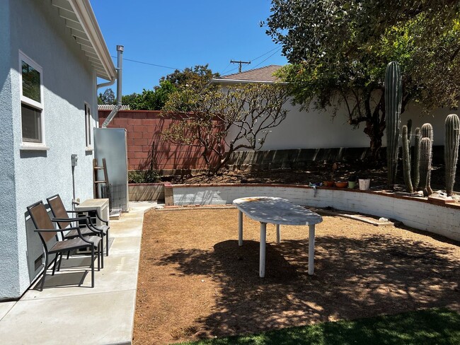 Building Photo - Renovated studio ADU in an excellent area ...