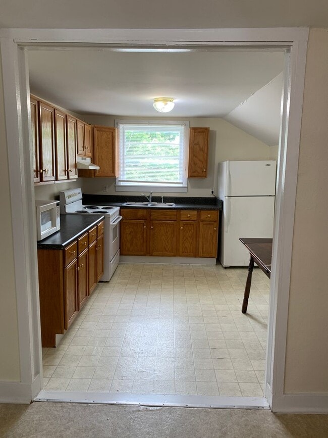 Building Photo - Studio Apartment on 2nd Floor of House Ava...