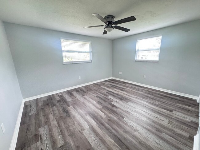 Building Photo - 2 Bedroom 1 Bath Duplex with Washer/Dryer!...