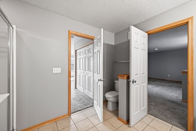 Building Photo - The Lakes Townhome