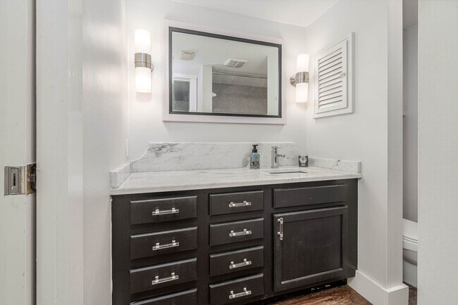 Building Photo - 384 N Post Oak Ln