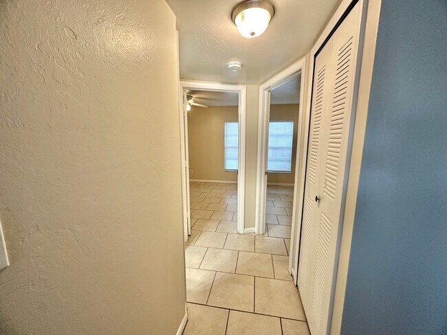Building Photo - 1st Floor Apartment with Pool, Tennis Court & More in North Fort Myers