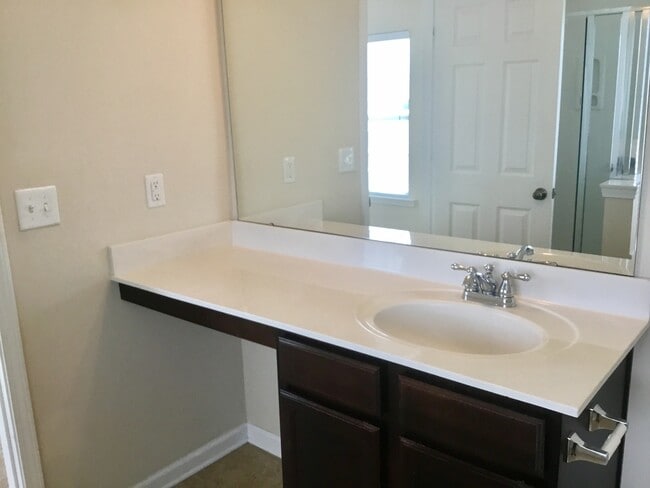 Building Photo - End Unit Townhome with Tons of Extra Storage!