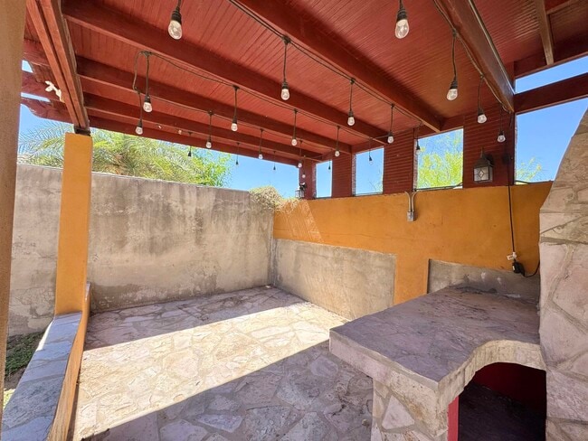 Building Photo - 210 Leon Ave