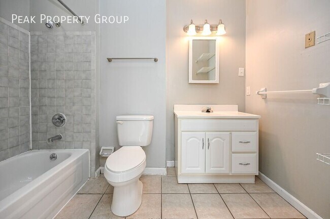 Building Photo - 2667 Bellevue Ave