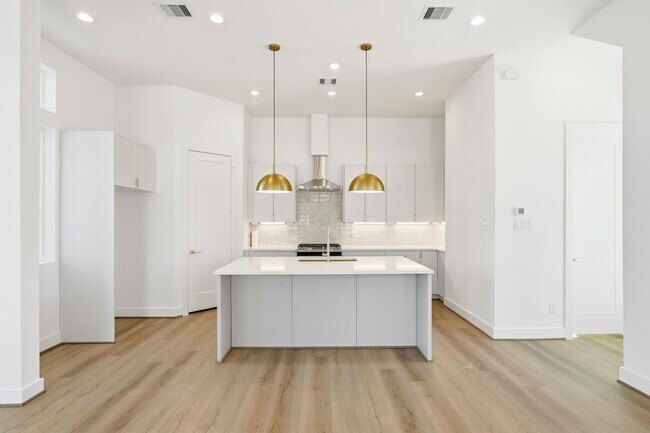 Building Photo - 3828 Wilmer St