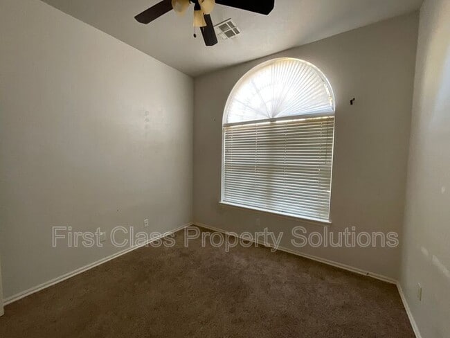 Building Photo - 2206 Barton St