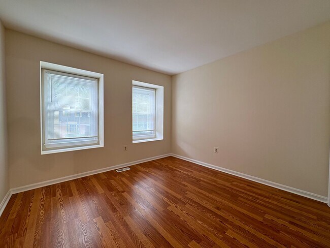 Building Photo - Well-Maintained 3 Bed 3.5 Bath Townhome Wi...