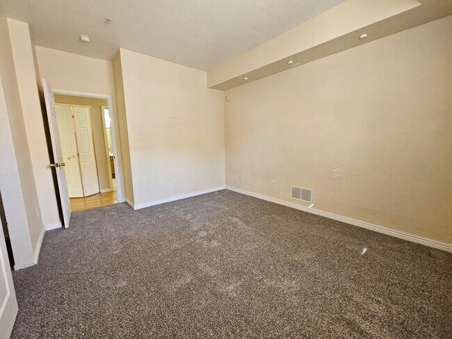 Building Photo - Spacious 2 Bedroom 2 Bath Condo - Close To Buckley AFB, DIA, DTC - Garage