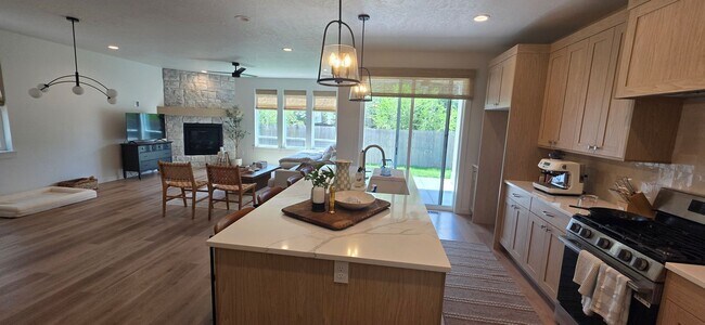 Building Photo - Stunning 3-bedroom + tech room, 2.5-bath home in NW Boise!