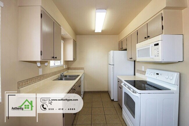 Building Photo - 1553 Bramble Pl