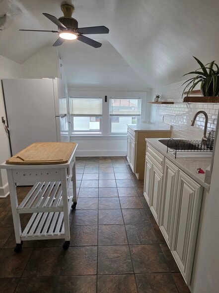 Kitchen - 164 Laurel Pl