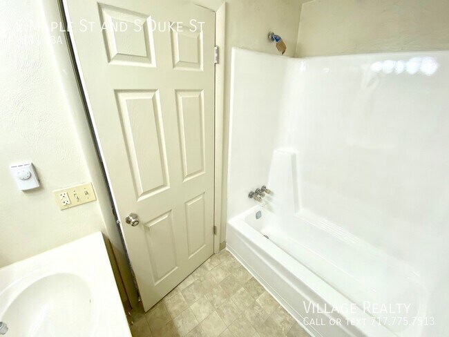 Building Photo - 451 E Maple St