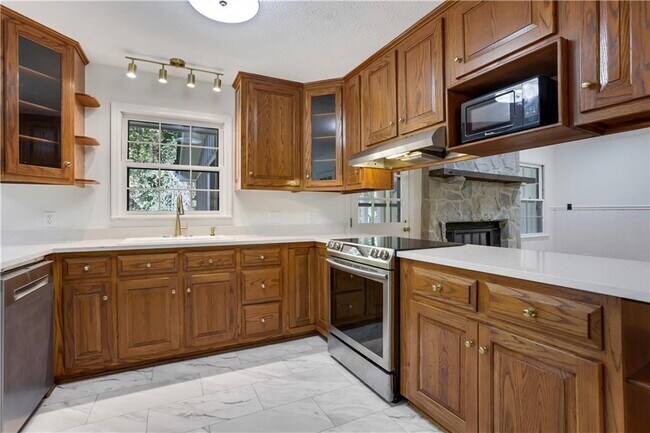 Building Photo - 4684 Ben Hill Dr