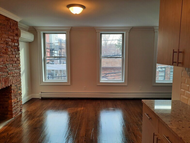 Building Photo - 158 6th St