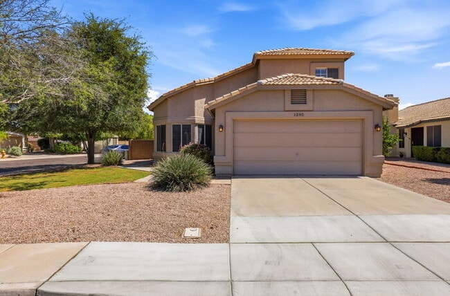 Building Photo - 1295 N Blackstone Dr