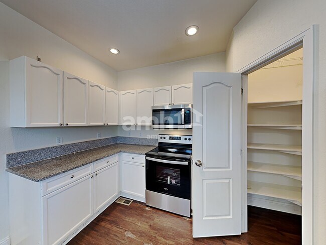 Building Photo - 10439 Vaughn Way