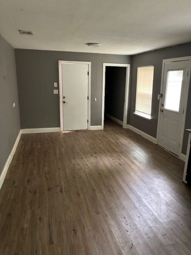Building Photo - 1126 Park Cir