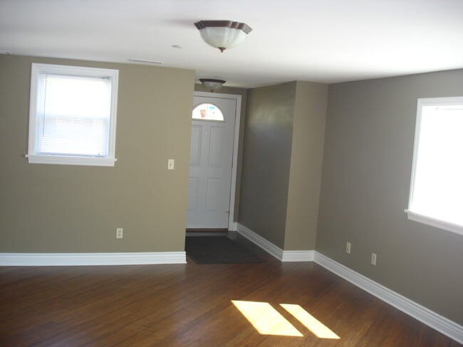 Building Photo - 709 Oak St