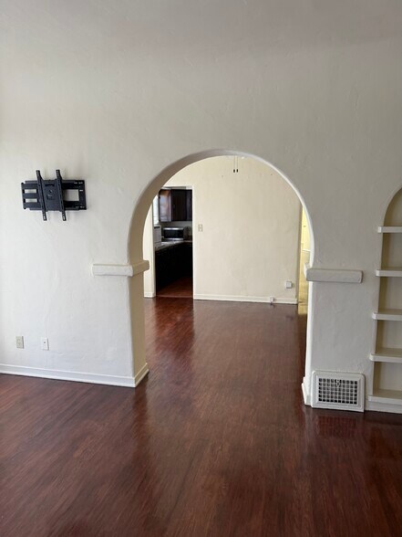 Building Photo - 906 S Curson Ave