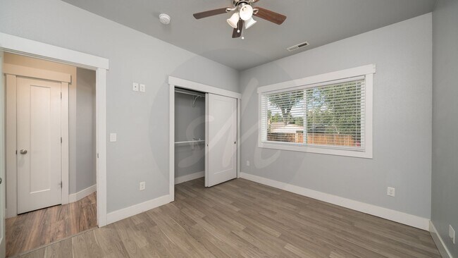 Building Photo - 2bd, 1 ba Rental Available Near Downtown C...