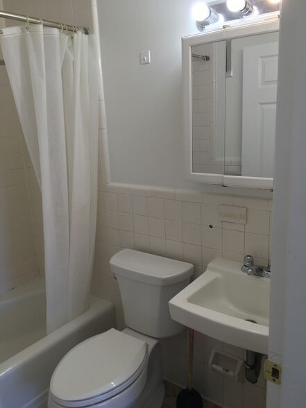 Building Photo - 186 Lexington St