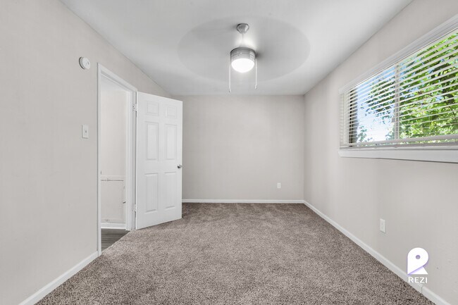 Building Photo - 5135 North Fwy