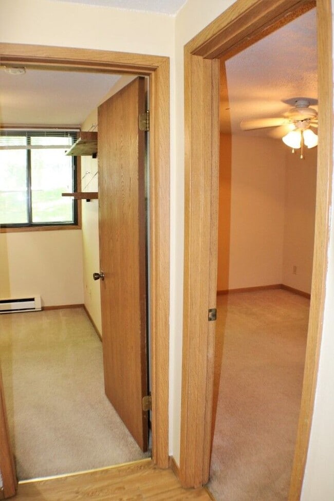 Building Photo - $950 | 2 Bedroom, 1 Bathroom Apartment | N...