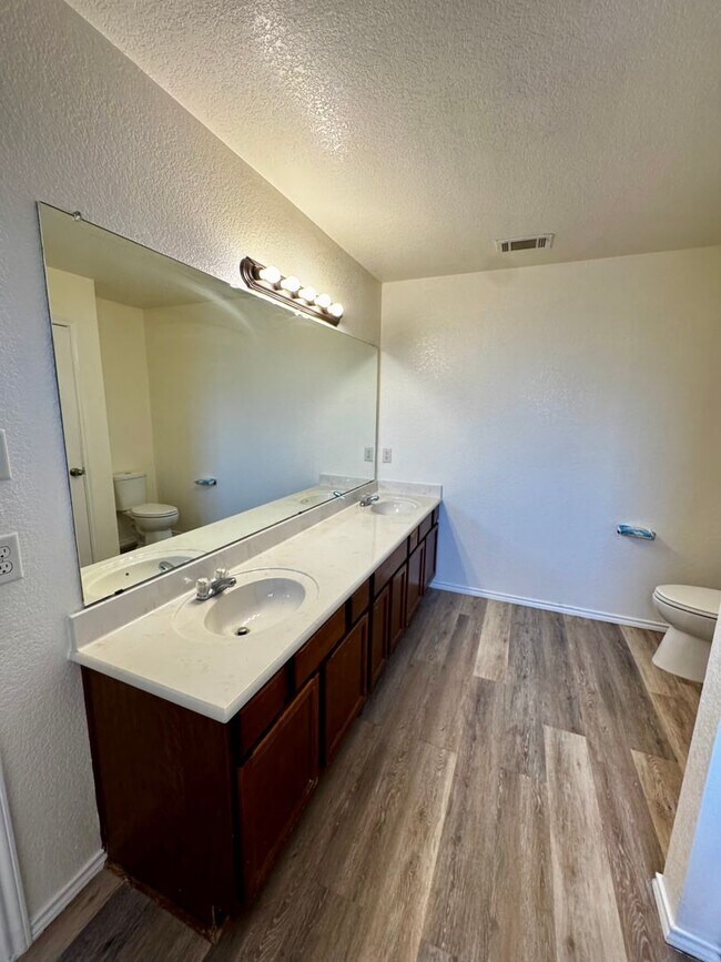 Building Photo - Spacious 4 Bedroom 2 Bath