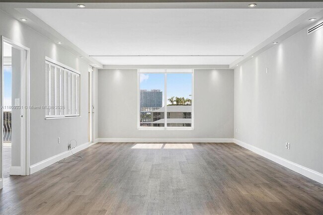 Building Photo - 10350 W Bay Harbor Dr