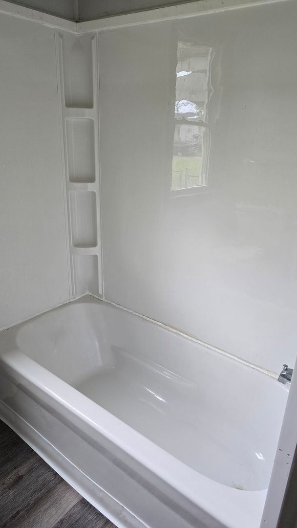 Building Photo - Three Bedroom - large upper bedroom!