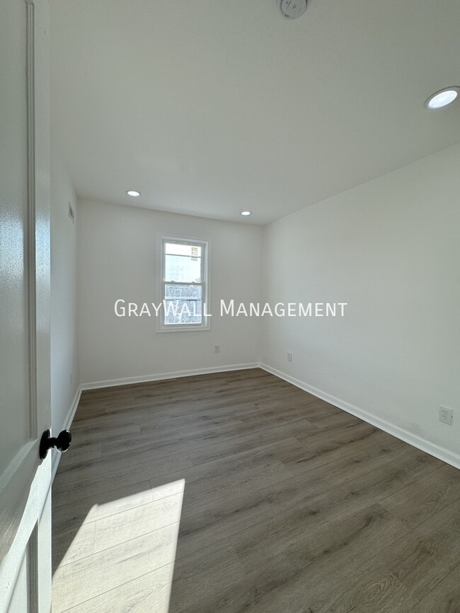 Building Photo - $2,295 - 3 Bedroom 2 Bathroom House In Sha...