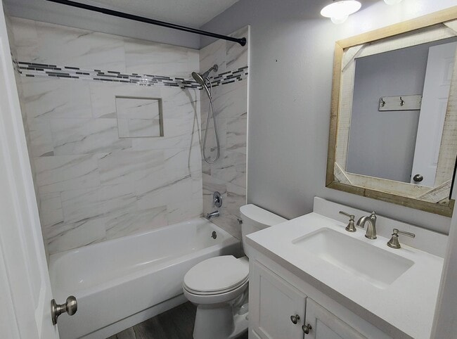 Building Photo - Great 4 Bd 3 Bath Home in Sandy