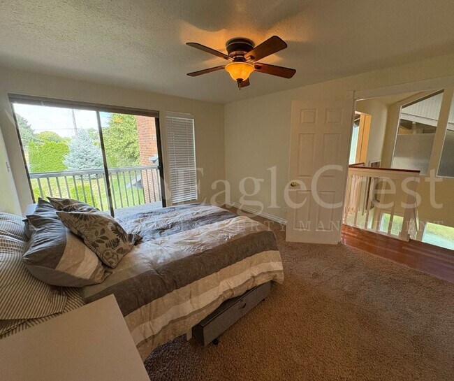 Building Photo - Three Bedroom Townhome Near Country Club G...