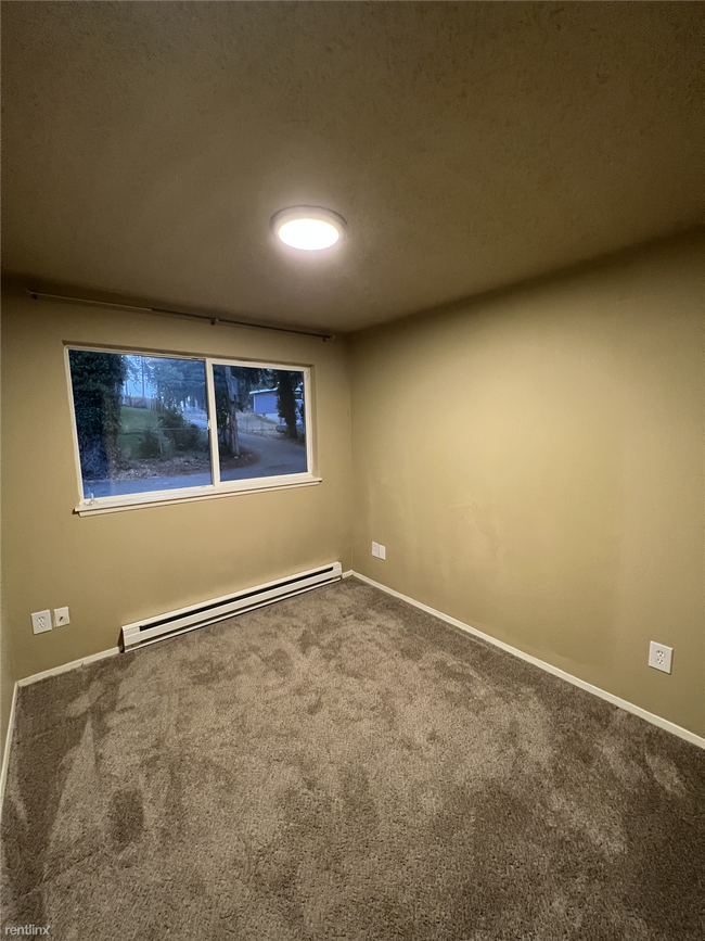 Building Photo - 3 br, 1 bath Duplex - 9914 112th Street So...