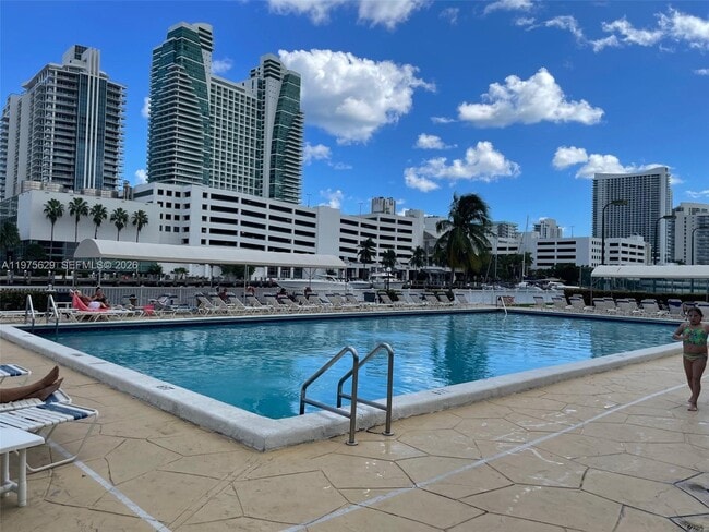 Building Photo - 400 Leslie Dr