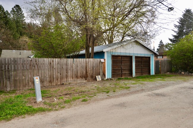 Building Photo - Central CDA rancher 2 bed 1 bath with 2 ca...