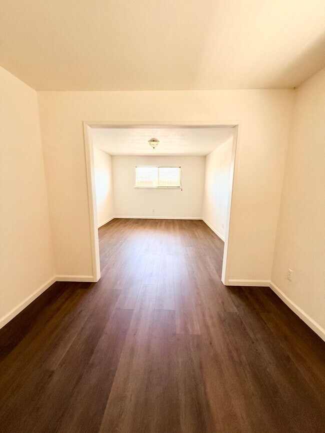 Building Photo - Luxury 1 Bedroom 1 Bathroom Available Now!