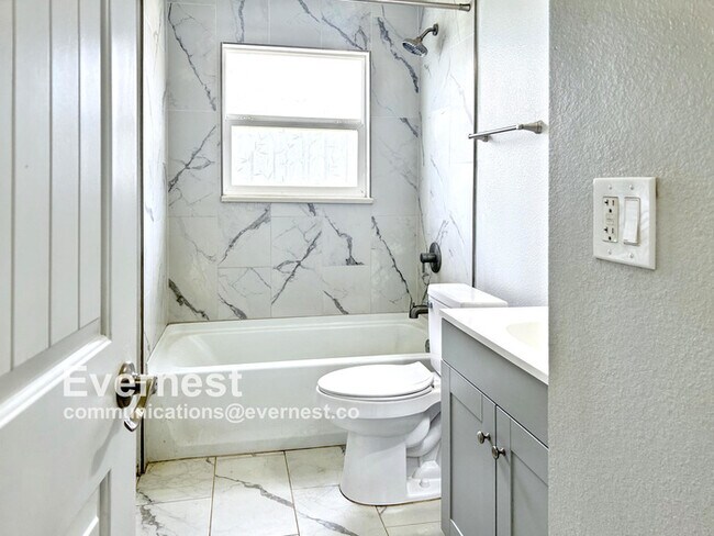 Building Photo - Cozy 3-Bedroom, 1-Bathroom Home in a Conve...